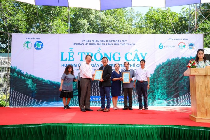 Đại diện tập đoàn KPT Group nhận thư cảm ơn từ Phó chủ tịch huyện Cần Giờ, TP HCM.